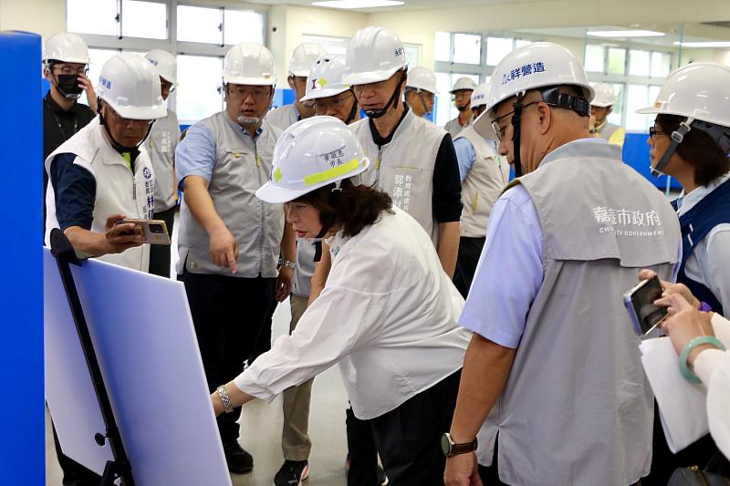 黃敏惠市長視察西區全民運動館館場內部