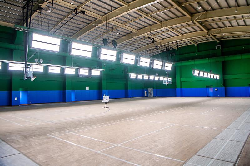 西區全民運動館內部 球場設施