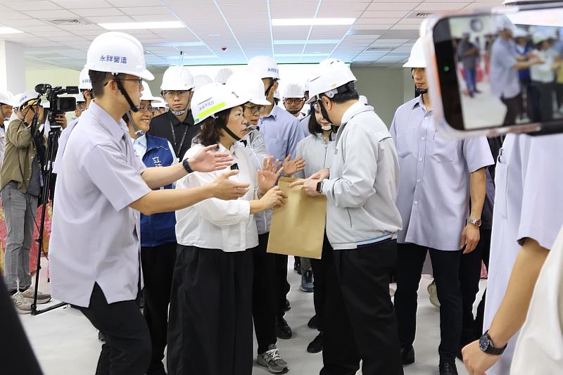 黃敏惠市長遞交高鐵嘉義站聯外輕軌相關文件