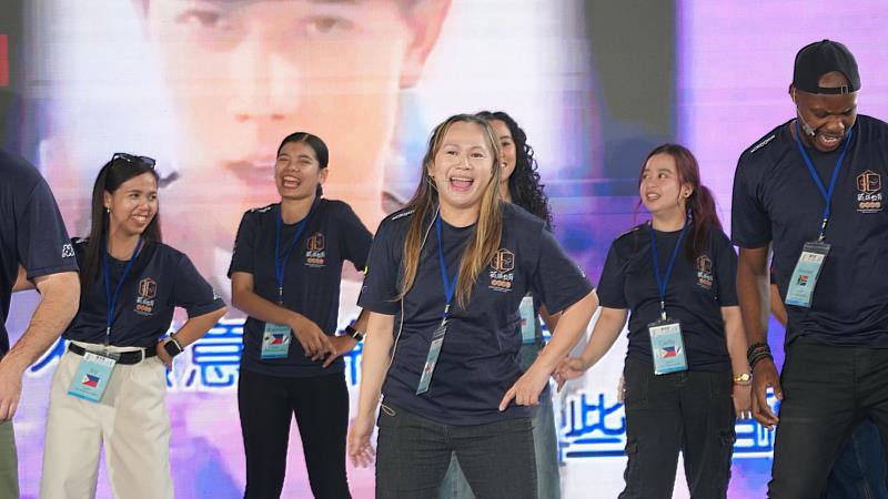 外籍教師組隊表演節目