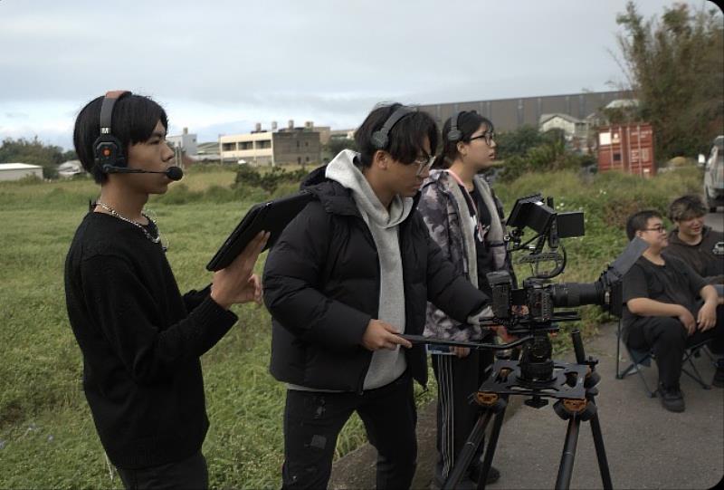 開南大學電影系學生於拍攝現場進行實務操作，展現影視製作與團隊合作能力
