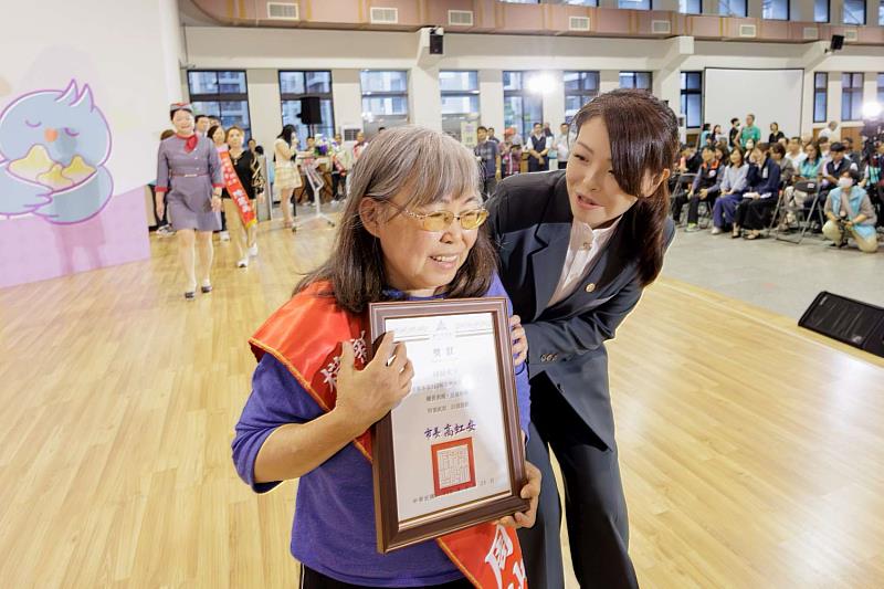 新竹市115年模範勞工表揚大會,高虹安市長表揚246位模範勞工。