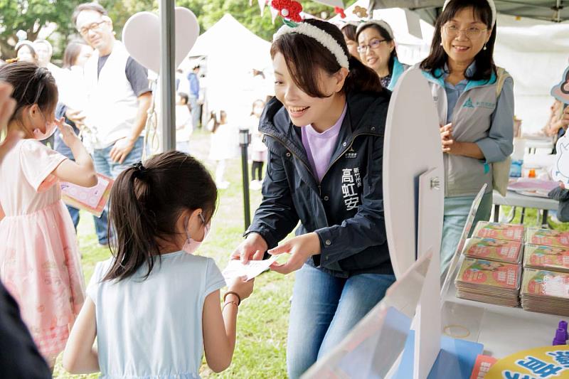 高虹安市長與小朋友們同樂。