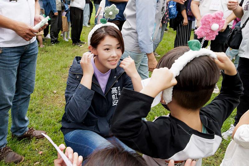 高虹安市長與小朋友們同樂。