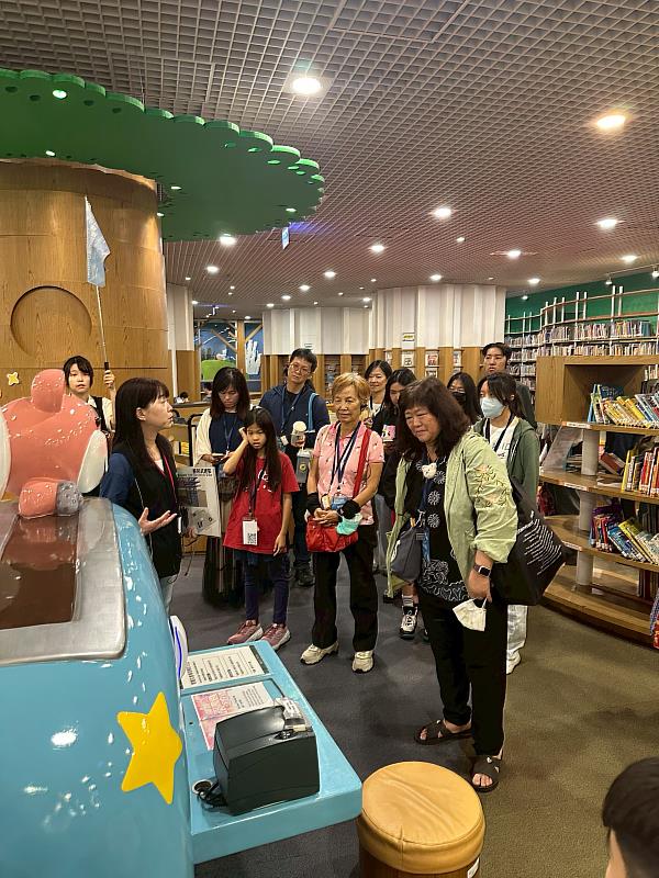 雙語導覽人員解說圖書館資源。