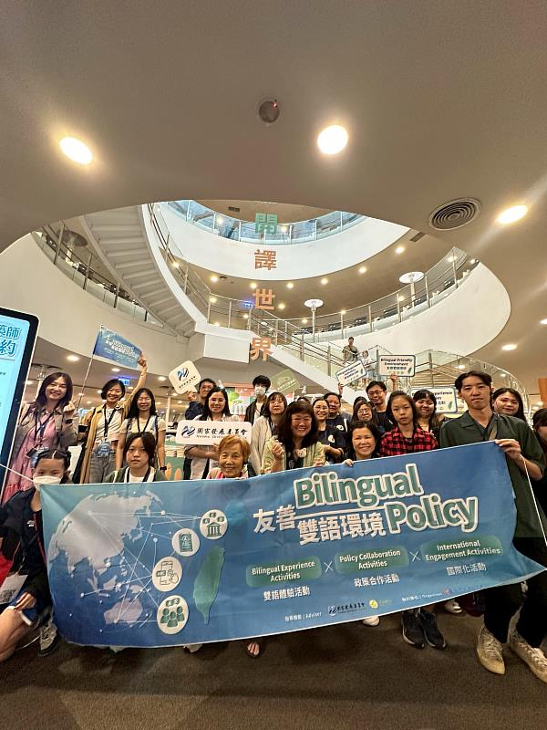 本次活動逾30位人員於高市圖參與雙語閱讀體驗活動。