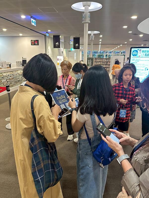 參與者體驗閱讀結合科技之「雙語AR實境解謎遊戲」。