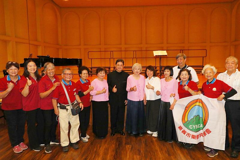 黃敏惠市長與合唱團員、嘉義市樂齡共生學會合影