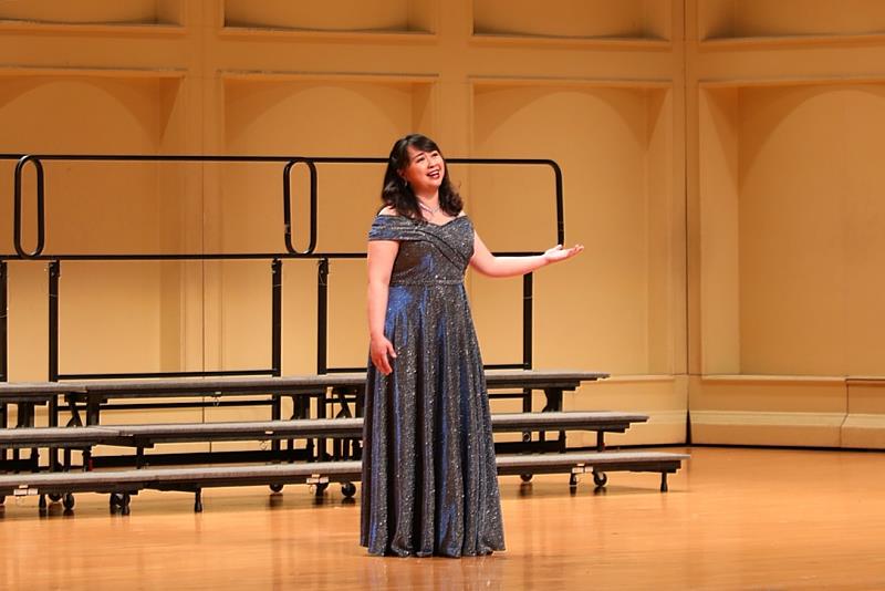 女高音吳庭萱獨唱〈躡腳尾〉