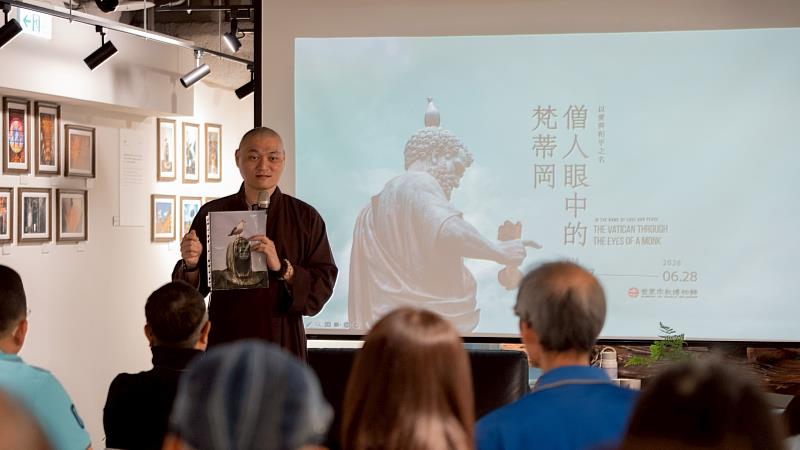 聞虛法師從按下快門的感動談起。（圖由世界宗教博物館提供）