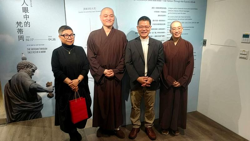 世界宗教博物館館長馬幼娟（左起）與靈鷲山聞虛法師、中華民國宗教與和平協進會秘書長林之鼎神父、世界宗教博物館發展基金會執行長室主任寶屹法師合影。（圖由世界宗教博物館提供）