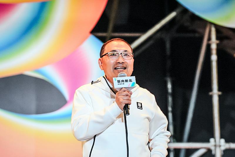 新北市美術館開館滿1周年，新北市長侯友宜與現場民眾一同參與，迎接壓軸煙火展演。