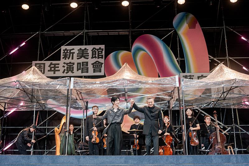 歌手Bii畢書盡攜手新北市交響樂團同台演出，以流行旋律融合弦樂編制，跨界合作帶來精采音樂演出。