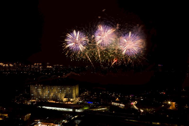 煙火展演透過多層次編排與色彩變化，為活動夜晚增添藝術氛圍。