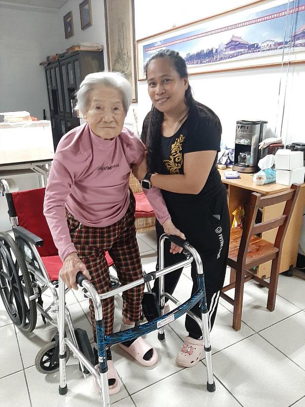 瑪莉莎負責長者日常照顧與復健協助。