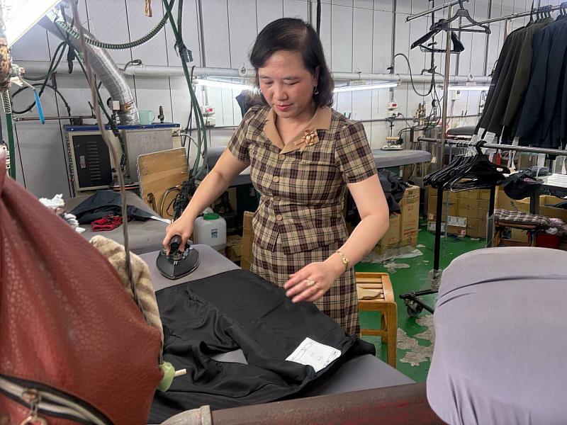 阮氏化善長服裝剪裁與製作。