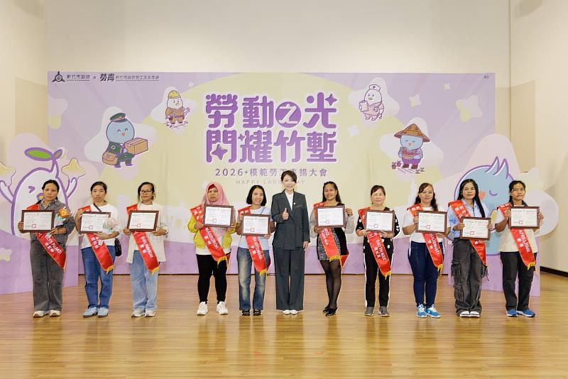 社福類模範移工與市長合照。