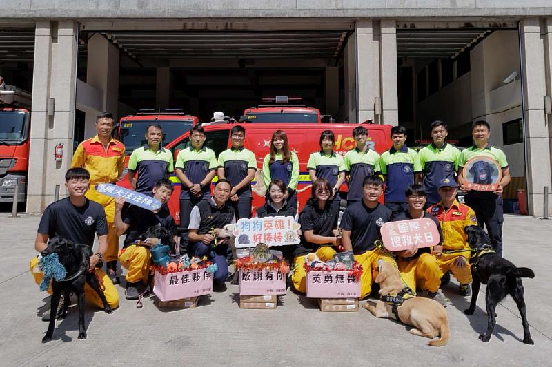 「國際搜救犬日」市長高虹安前往搜救犬訓練場慰勞「汪汪英雄」合影。