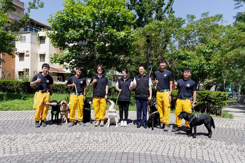 「國際搜救犬日」市長高虹安前往搜救犬訓練場慰勞「汪汪英雄」合影。