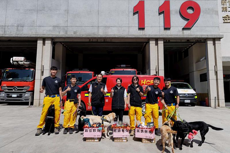 「國際搜救犬日」市長高虹安前往搜救犬訓練場慰勞「汪汪英雄」合影。