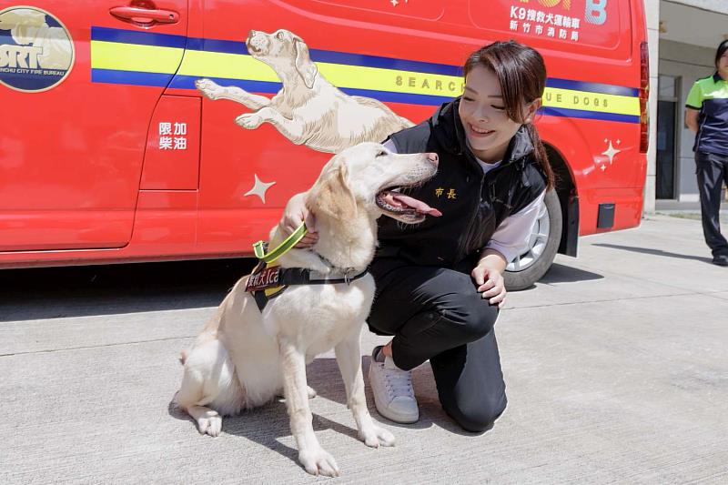 市長高虹安與搜救犬互動。