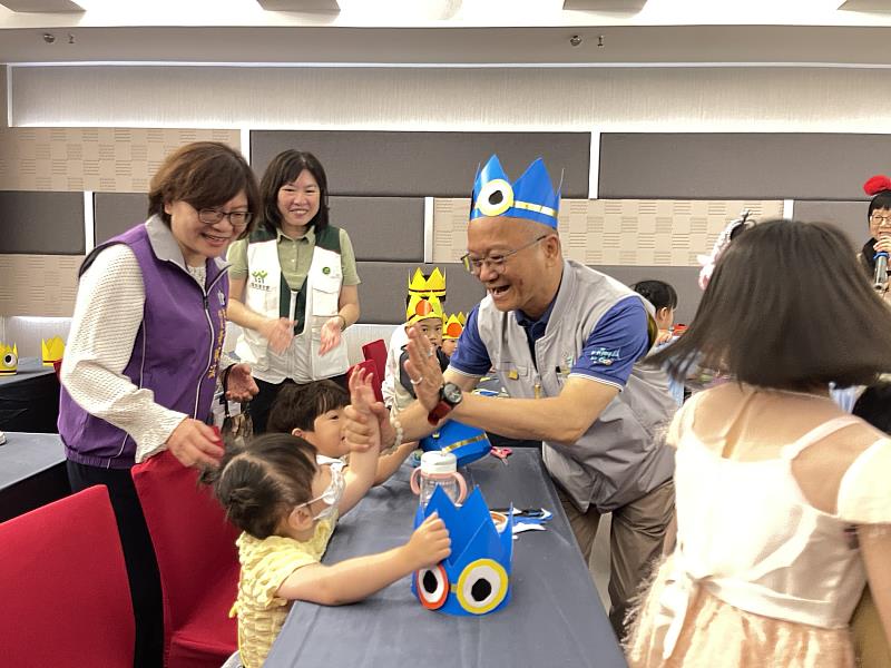 陳永豐副市長與寄養家庭的孩子們互動熱絡、溫馨。