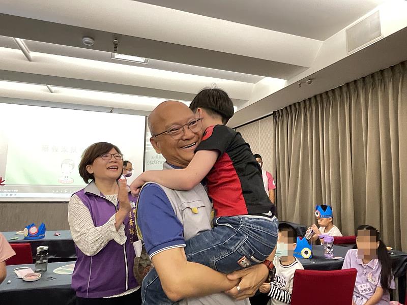 陳永豐副市長與寄養家庭的孩子們互動熱絡、溫馨。