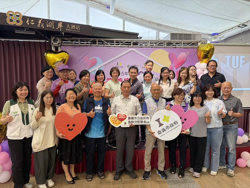 陳永豐副市長與嘉義市寄養家庭合照。