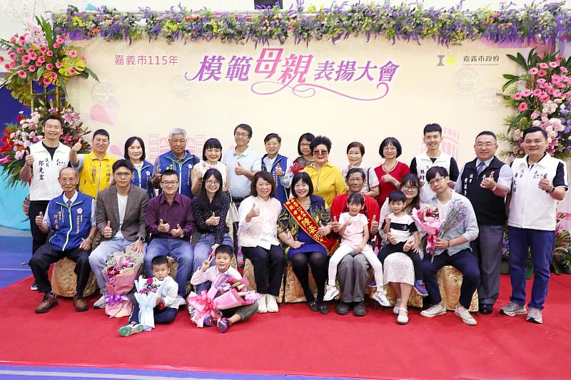 黃敏惠市長與陳姿羽女士家族合影。