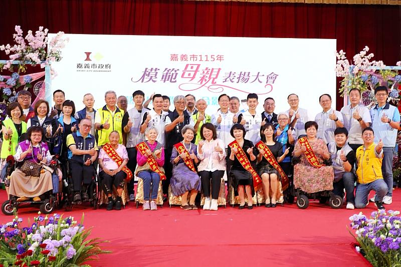 黃敏惠市長與慈馨媽媽合影。