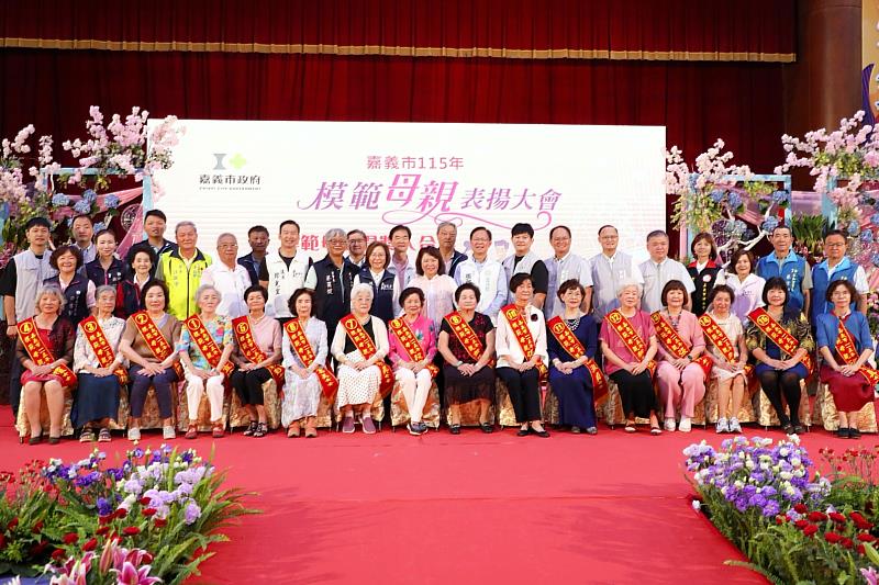 黃敏惠市長與模範母親合影。