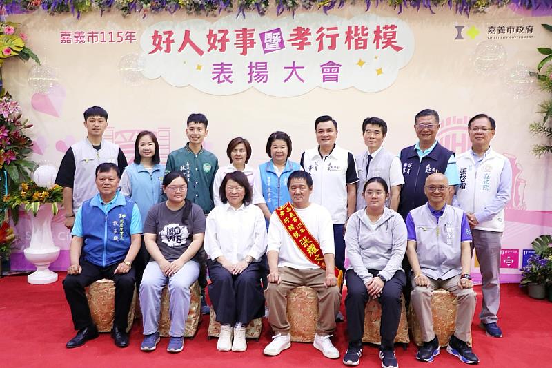 黃敏惠市長與張耀文先生家族合影。