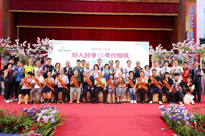 黃敏惠市長與好人好事代表合影。