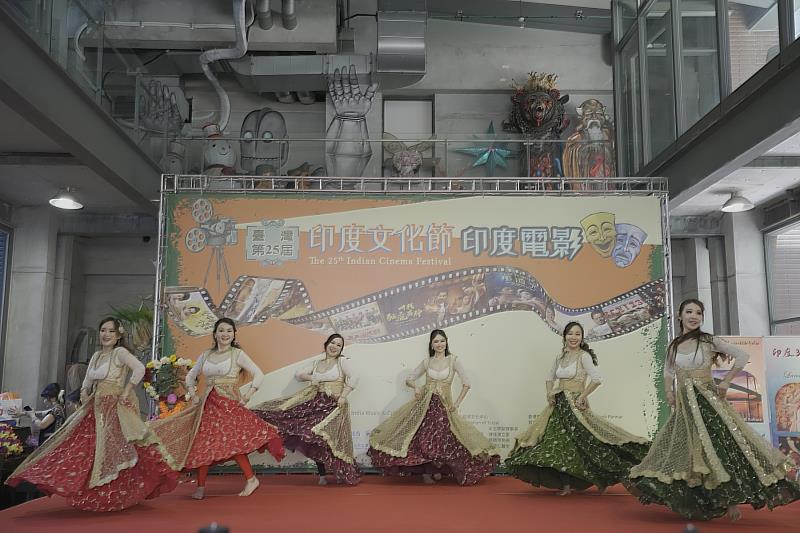 臺灣印度舞團展現熱情舞姿。
