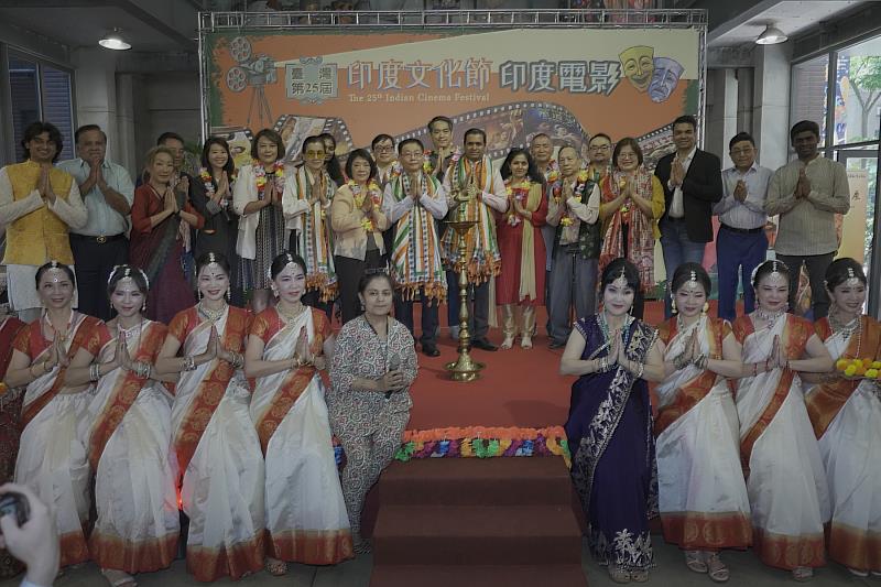 「2026印度文化節－印度電影」與會賓客共同點燈，祝福活動順利。