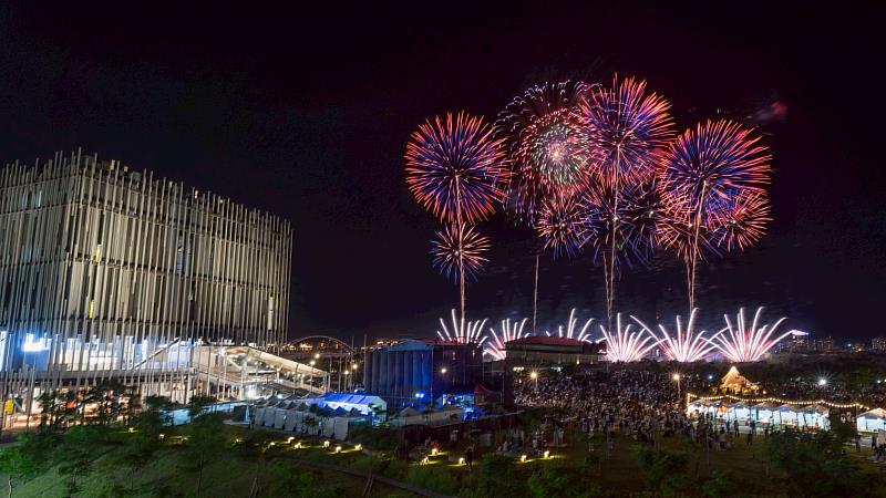 新北市美術館開館周年活動煙火展演璀璨登場。