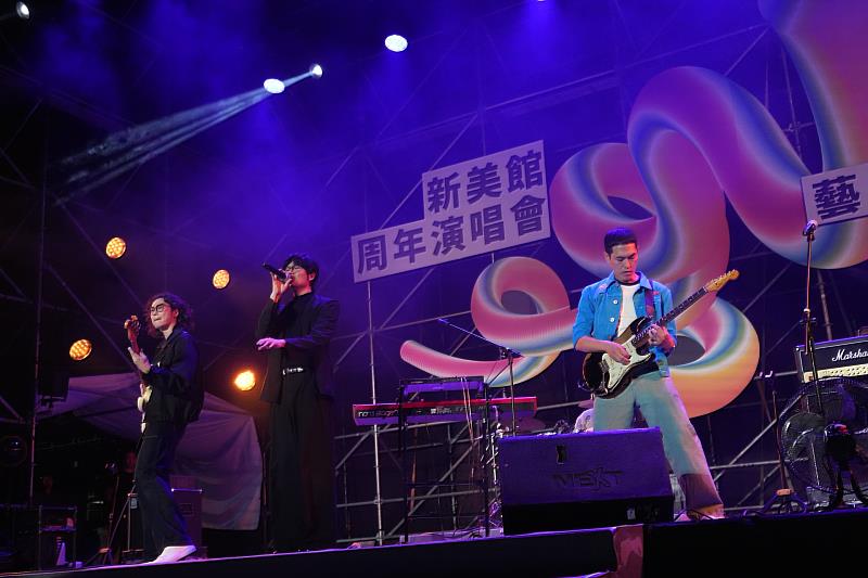 金曲樂團宇宙人於新北市美術館開館周年演唱會，以充滿活力與節奏感的演出，帶動現場氣氛。