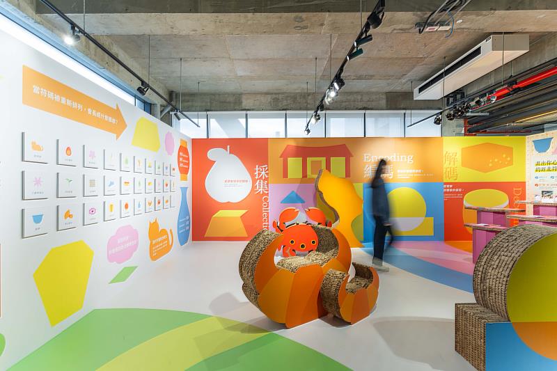 「新美花黑噴」展覽於新美聚場展出，透過新媒體藝術與互動設計轉化城市元素，邀請觀眾以多重感官感知新北日常文化。