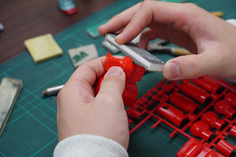 從零件修整、打磨到上色，模型製作每個細節都不能馬虎，鄭立楷平時也會接案，協助愛好者打造更具質感的作品。