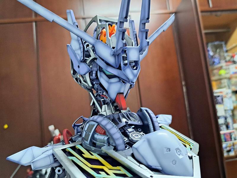 鄭立楷以帶有「插畫感」的筆觸表現光影與層次，提升精緻度與真實感。