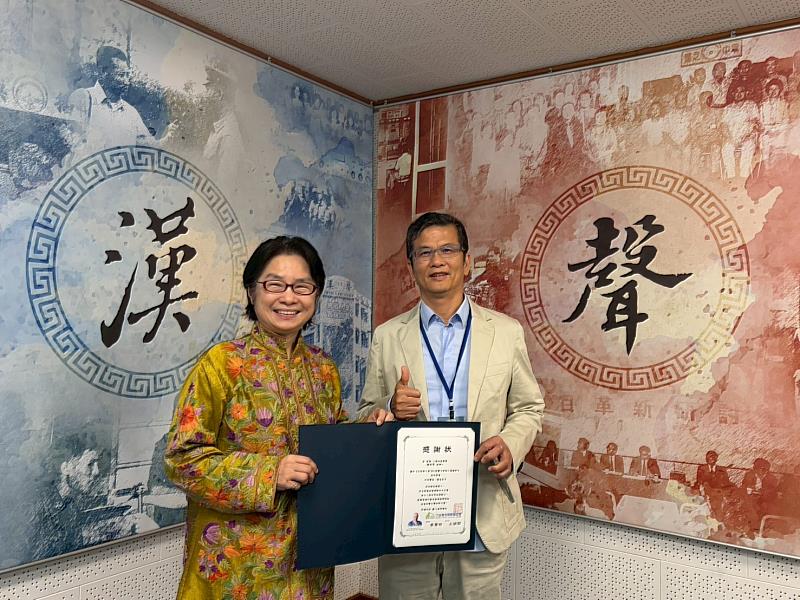 台灣尤努斯基金會董事長蔡慧玲（左）頒贈廣播專訪感謝狀予三發地產創辦人鍾俊榮（右）。