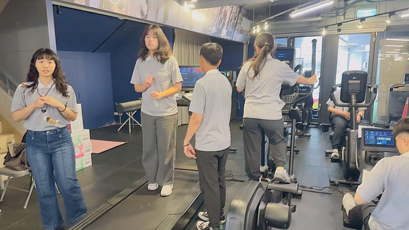 慈大物理治療系同學體驗數「T-SoX飈動健康促進中心」漢生店Ai有氧環狀運動。