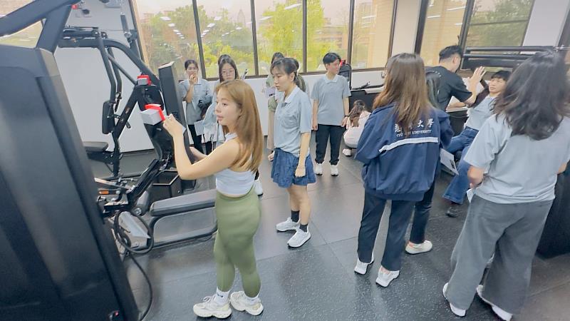 「T-SoX飈動健康促進中心」香社店－昕婕教練帶領慈大物理治療系同學體驗數位重訓。