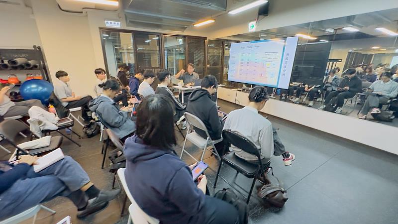 王鐘賢特聘教授於「T-SoX飈動健康促進中心」香社店講解，AI如何協助教練依個人體能調整運動強度，提升訓練安全性與有效性。