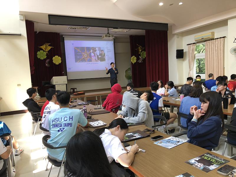 基隆高中鍾定先校長於校長室座談表示，努力學習是成功的不二法則。