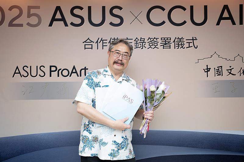 文大共同科目與通識教育中心主任鄒忠毅教授積極推動證照制度，並開設線上AI學習課程，帶動教職員生投入考證，提升整體專業能力。