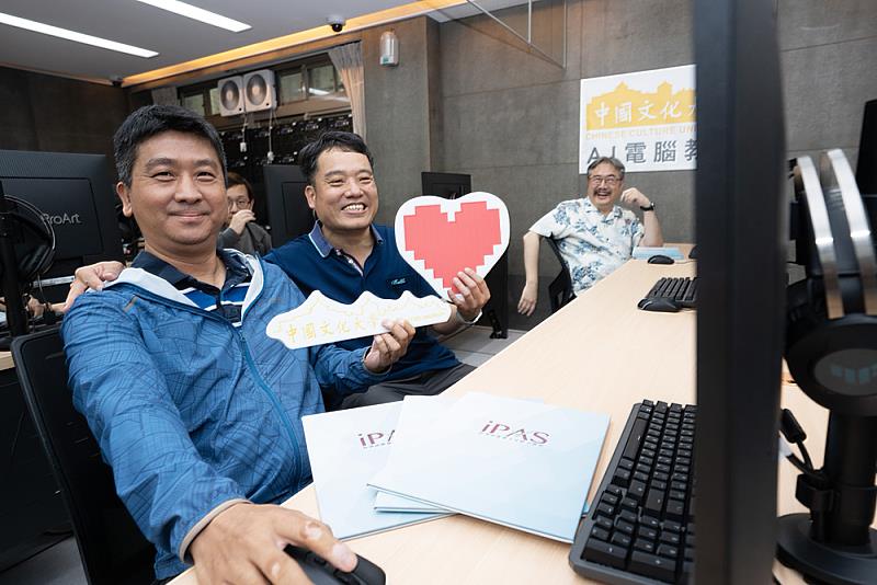 文化大學證照通過表現亮眼，部分教師更同時取得多張最新專業證照，展現教學與實務並進的成果。資訊工程學系陳永得助理教授（左）即獲3張證照。