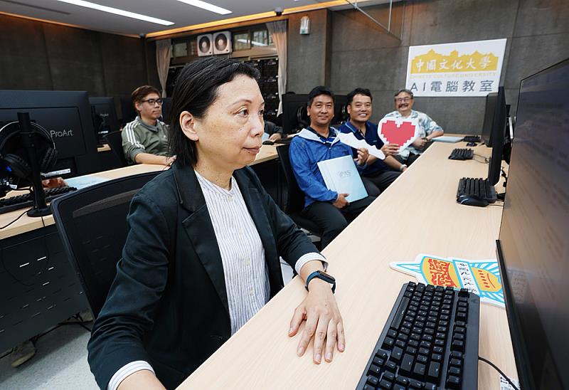 文化大學設立AI電腦教室，提供完善學習環境，鼓勵教職員及學生投入iPAS考證照，累積實力，成為跨域搶手人才。