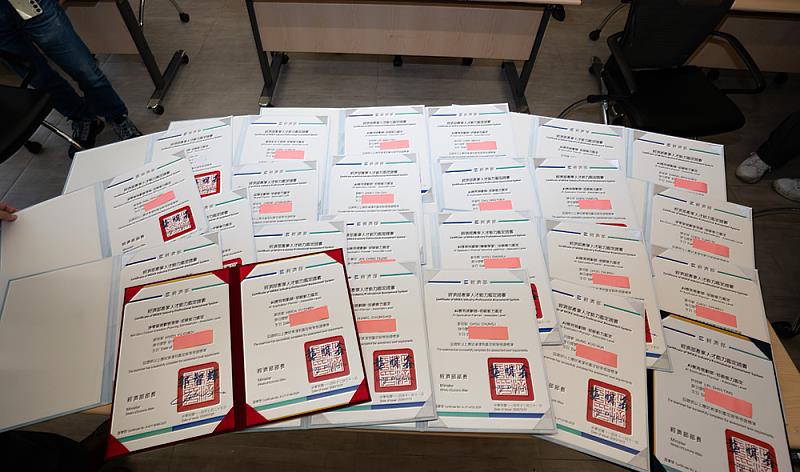 文化大學學生參與iPAS報考人數穩定成長，113年度達521人次，114年度提升至657人次，顯示學生投入專業能力驗證的意願持續升高。