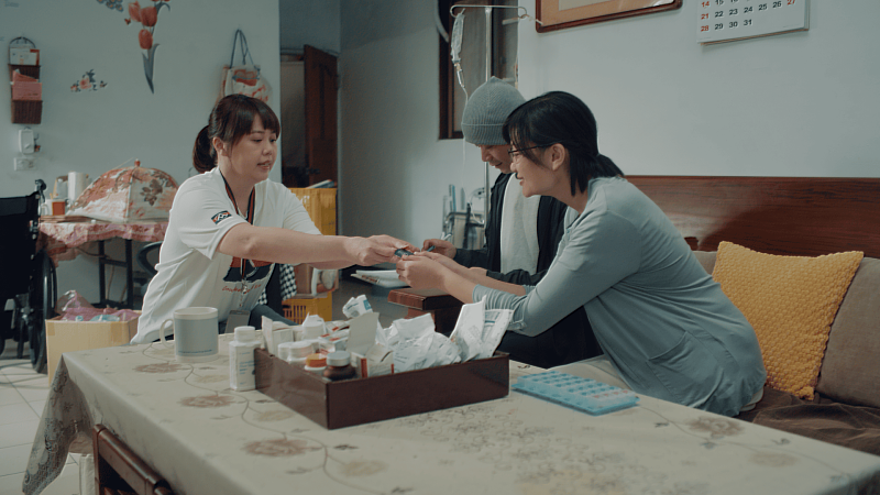 全聯慶祥基金會培育24位專職社工，實地訪視需要幫助的家庭。